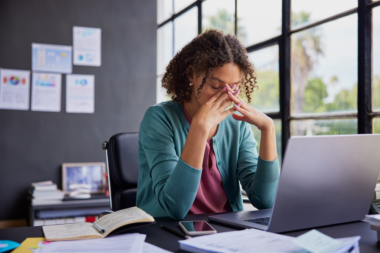 erschöpfte Frau am Arbeitsplatz Erschöpft? Einfache Hilfe - So kommt deine Energie zurück.
