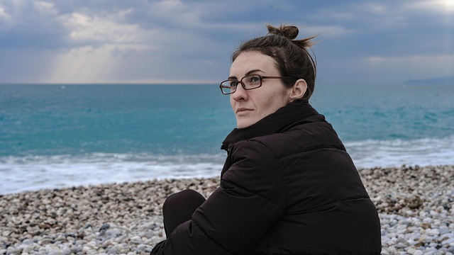 Frau am Meer im Herbst Frau am herbstlichen Ostseestrand